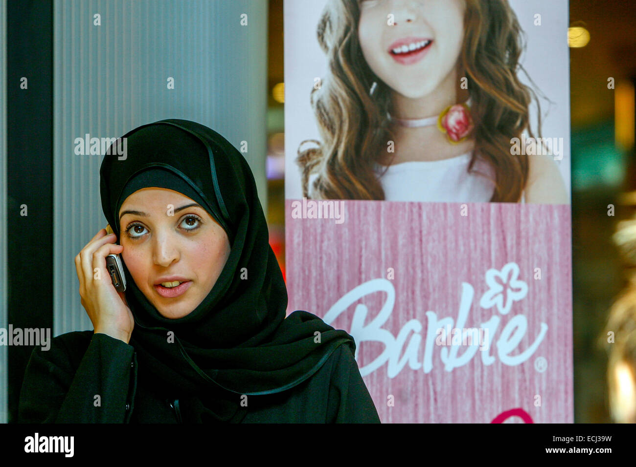 Jeune femme musulmane en foulard noir, appelant Hijab femme, son expérience dans la publicité sur le barbie, Prague République Tchèque Banque D'Images