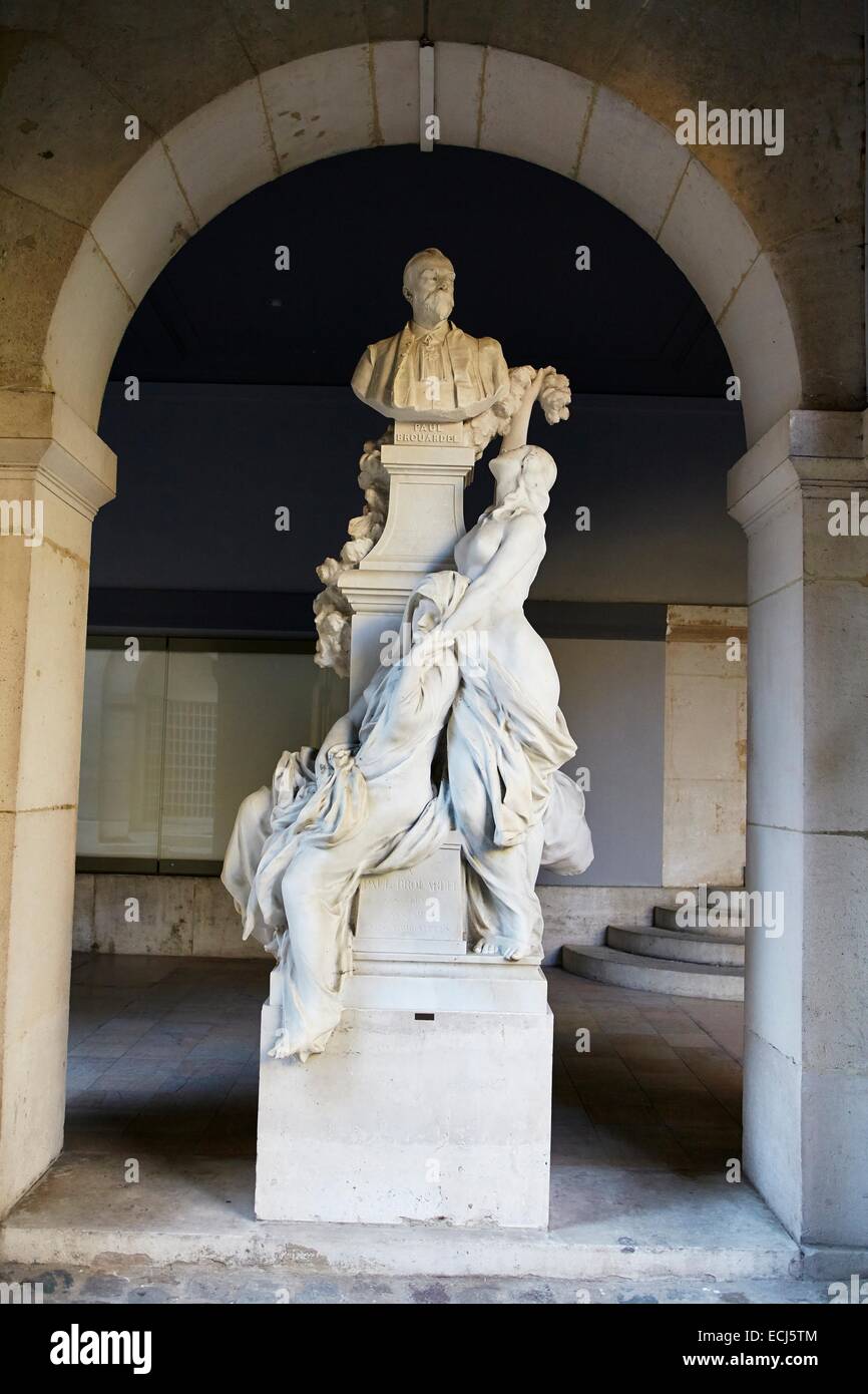 France, Paris, l'École de médecine (aujourd'hui Faculté de Médecine Paris Descartes), le Cloître des Cordeliers , monument à la gloire de Paul Brouardel par Denys Puech Banque D'Images