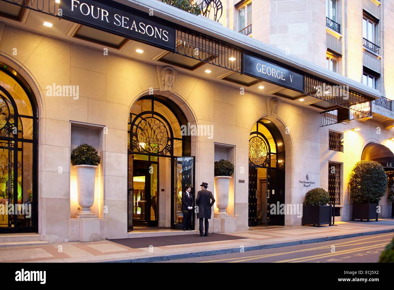 France, Paris, l'Avenue Georges V, l'hôtel Four Seasons George V Banque D'Images