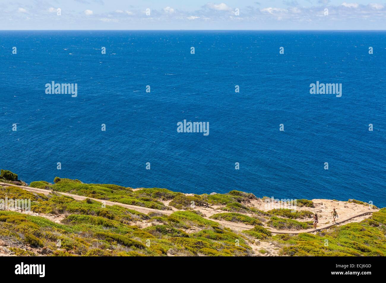 L'Italie, la Sardaigne, l'île de San Pietro, Carloforte, Capo Sandalo, les randonneurs sur un sentier de randonnée Banque D'Images