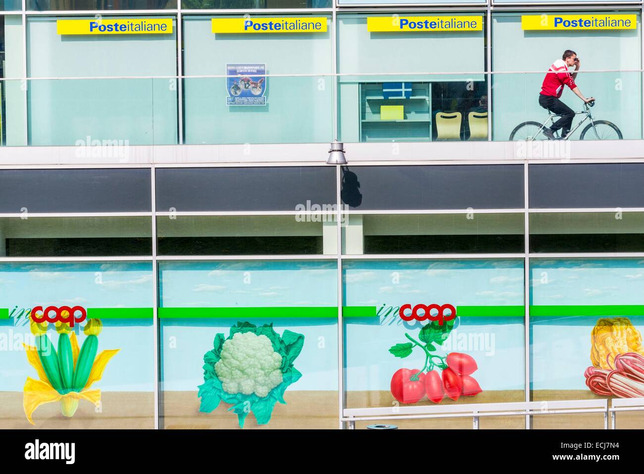 Italie, Emilie Romagne, Bologne, de nouveaux bâtiments abritant l'administration de la ville (33 000 m2) conçu par la firme d'Architectes Mario Cucinella datant de 2009 et après Supermarché Coop Banque D'Images