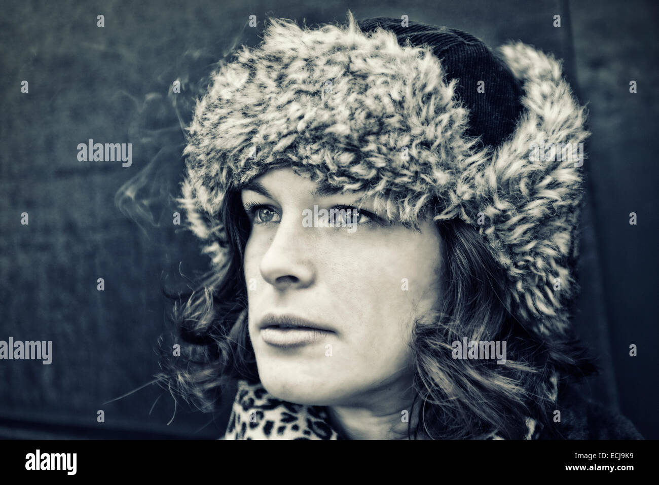 Portrait of a young woman with fur hat Banque D'Images