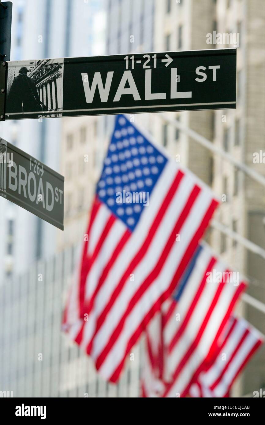 USA, New York, Manhattan, Wall Street, le quartier de la bourse, des plaques de rue et des drapeaux américains Banque D'Images