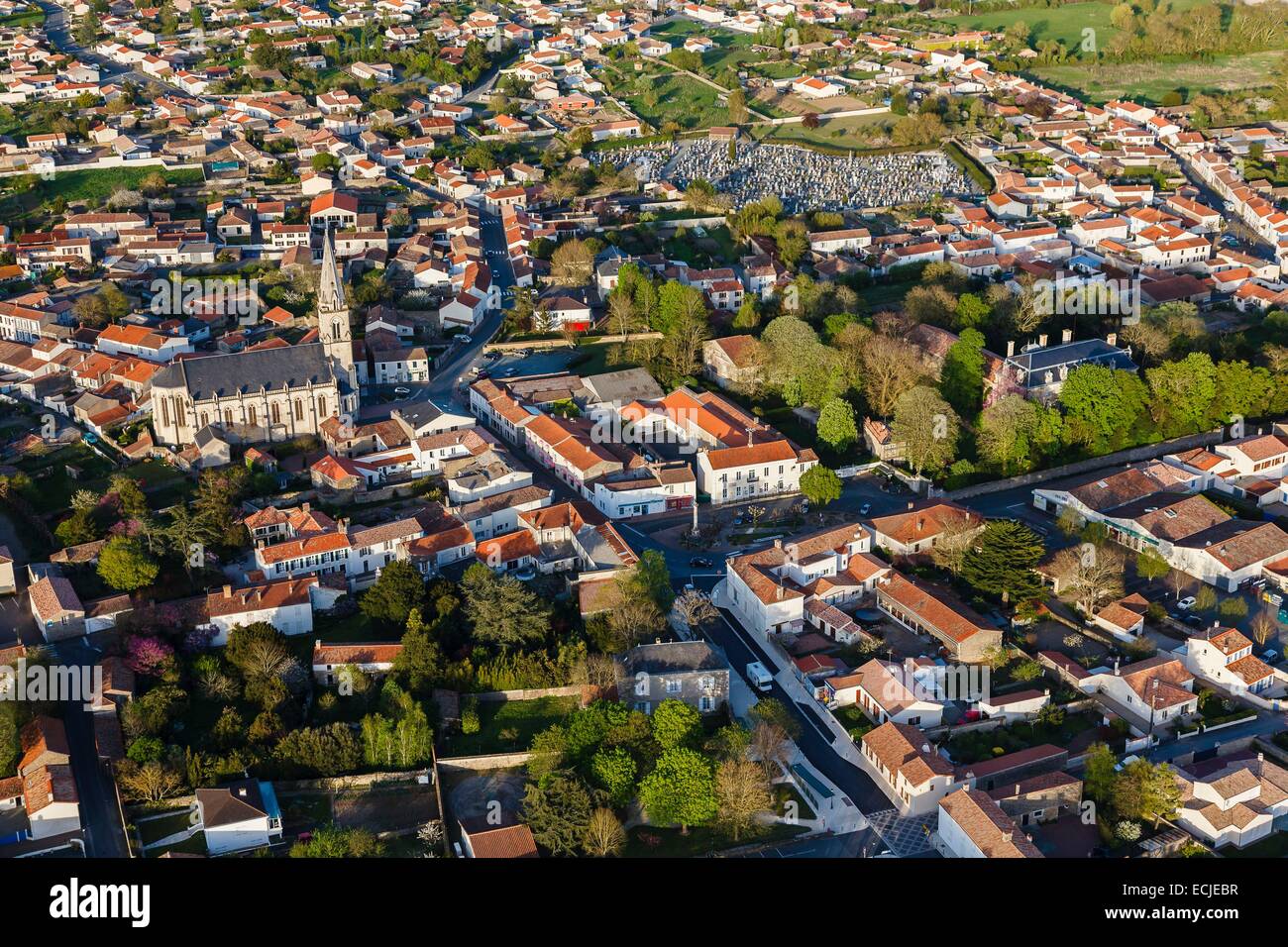France, Vendée, Saint Michel en l'Herm, le village (vue aérienne) Banque D'Images