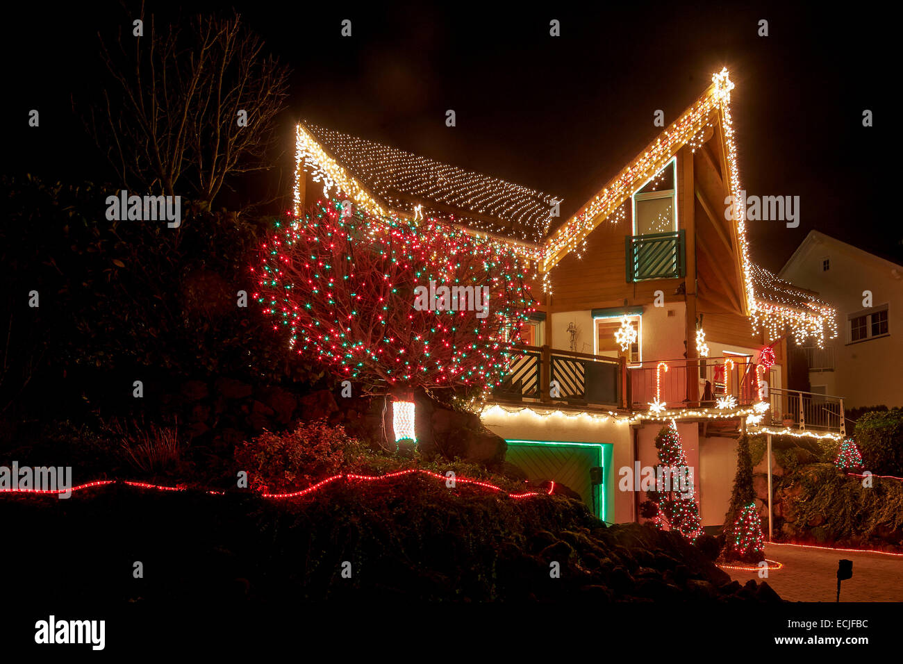 Mayen, Allemagne. Le 15 décembre, 2014. Sous la devise 'Light a dream', la famille Voss ont décoré leur maison à Mayen, Allemagne, 15 décembre 2014. 1 900 mètres de chaînes de lumières, composé d'environ 20 000 feux, de paillettes dans une chorégraphie au rythme de la musique de Noël. 2,5 kilomètres de câbles ont dû être portées. La maison de Noël est illuminé tous les soirs à partir de 5 h 30 à 20 h 30 jusqu'au 23 décembre. La famille vend vin chaud et fait don de bienfaisance pour le bénéfice des projets régionaux. Photo : Thomas Frey/dpa/Alamy Live News Banque D'Images