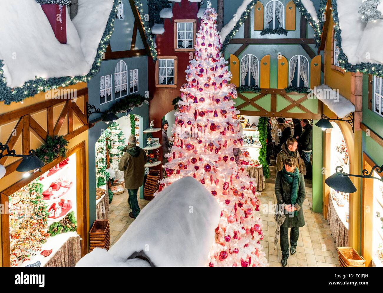 France, Alsace, Riquewihr, marché de noël, féerie de Noel grand magasin