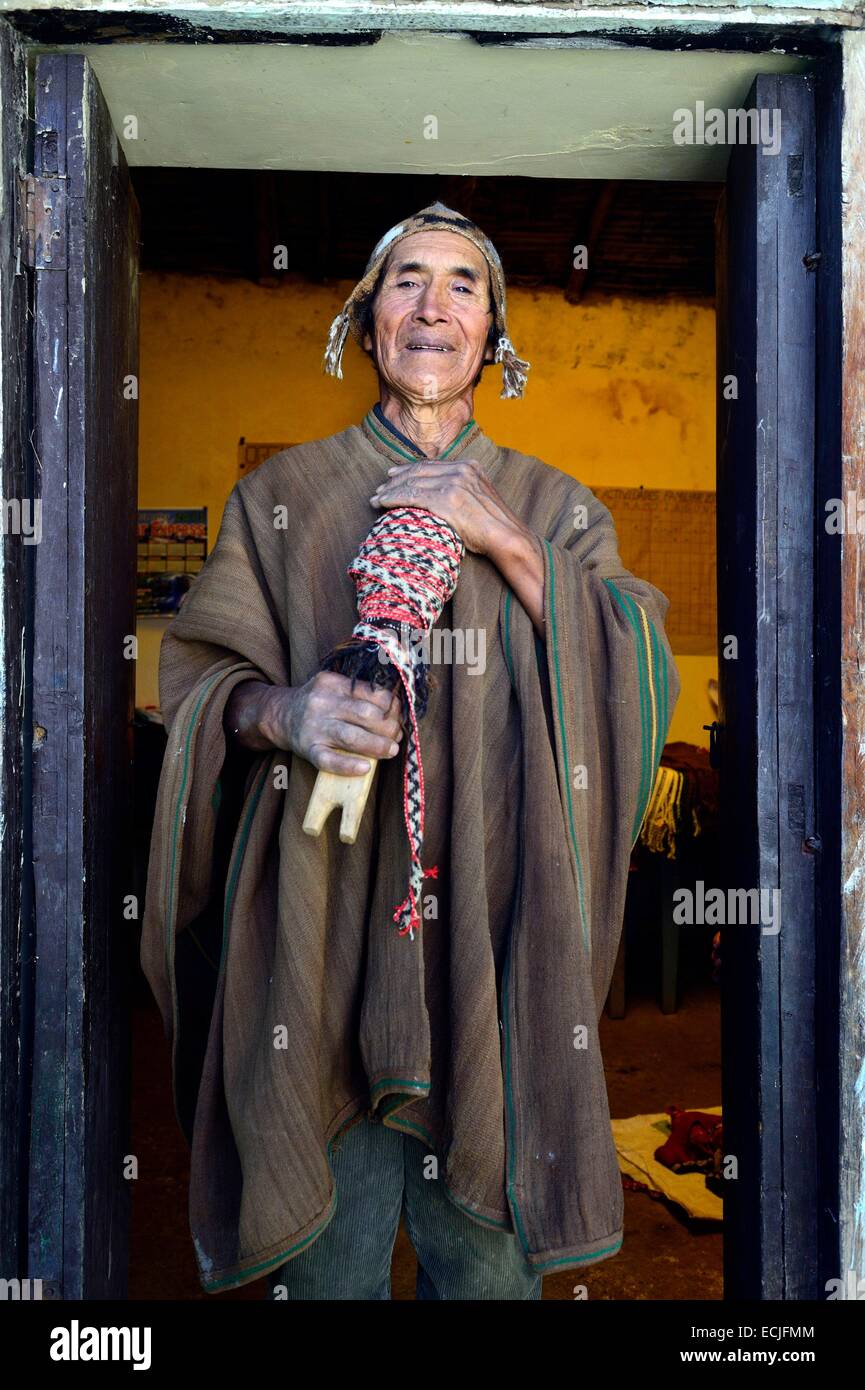 Le Pérou, Cuzco, province, Ccatcca weaver en vêtements traditionnels et le ruban dans la laine d'alpaga Banque D'Images