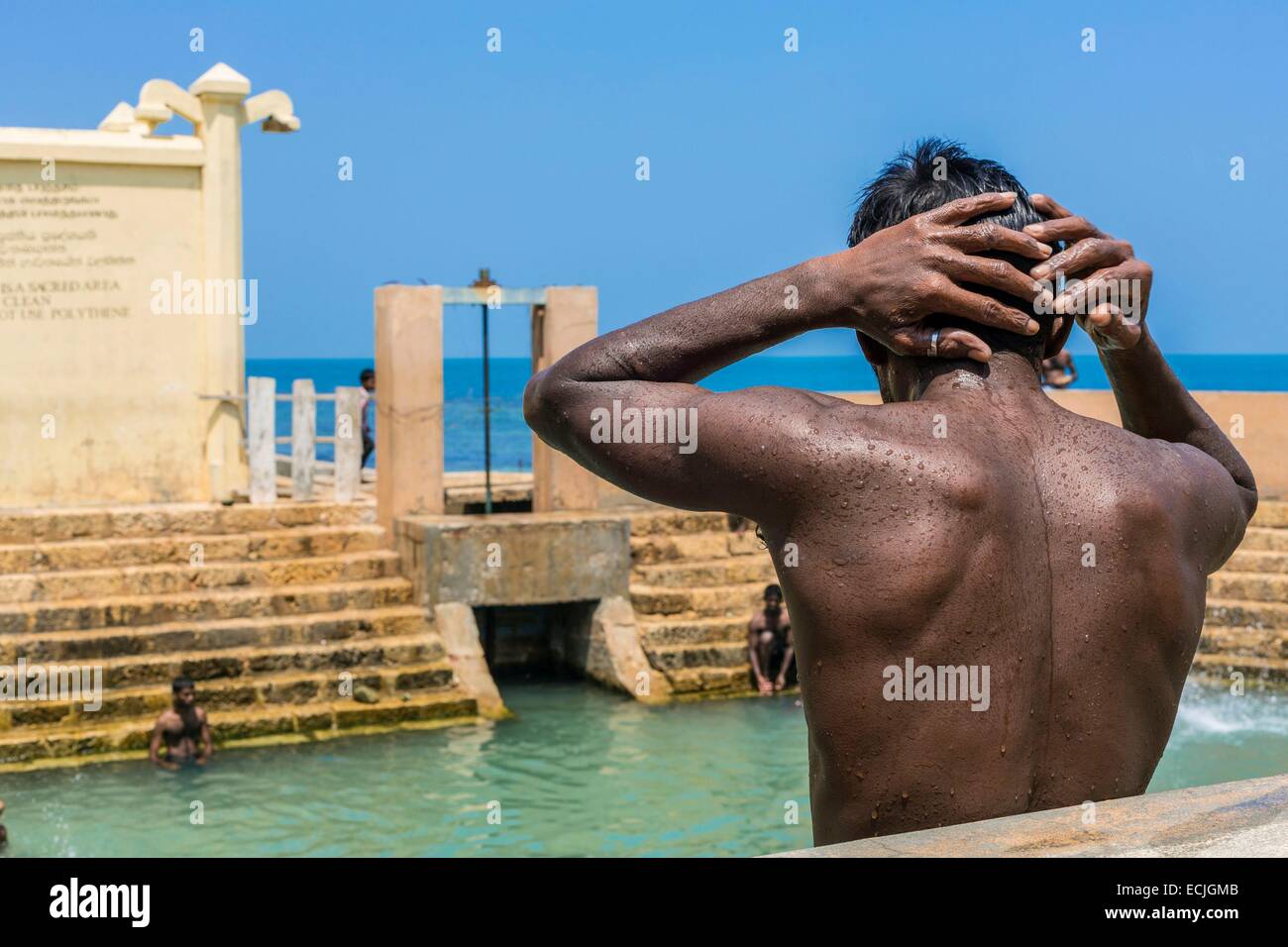 Sri Lanka, province du Nord, district de Jaffna, Keerimalai, sacré printemps chaud réservés aux hommes au bord de l'Océan Indien Banque D'Images