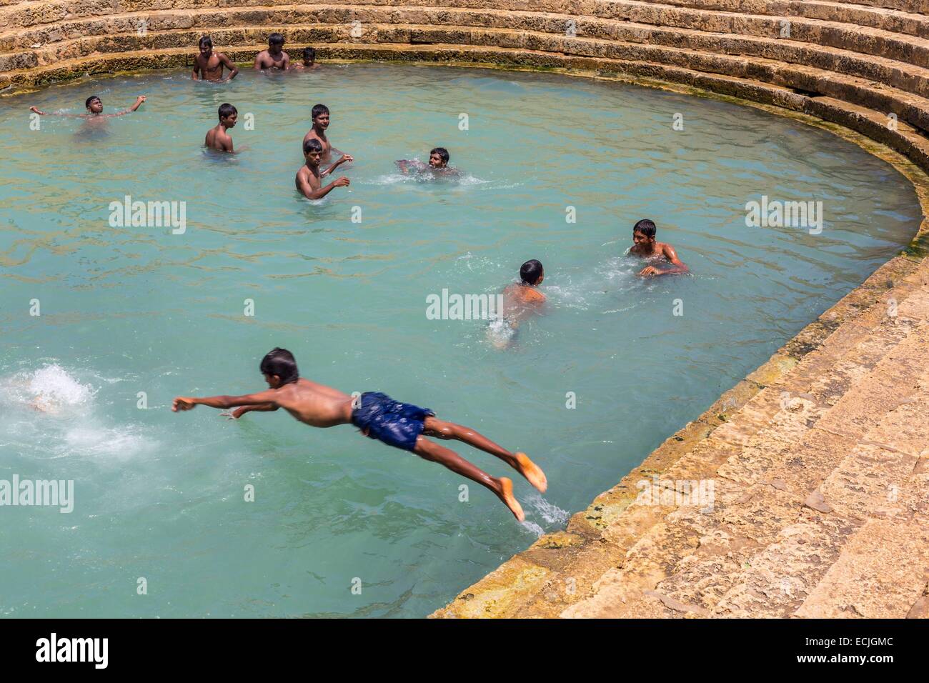 Sri Lanka, province du Nord, district de Jaffna, Keerimalai, sacré printemps chaud réservés aux hommes au bord de l'Océan Indien Banque D'Images