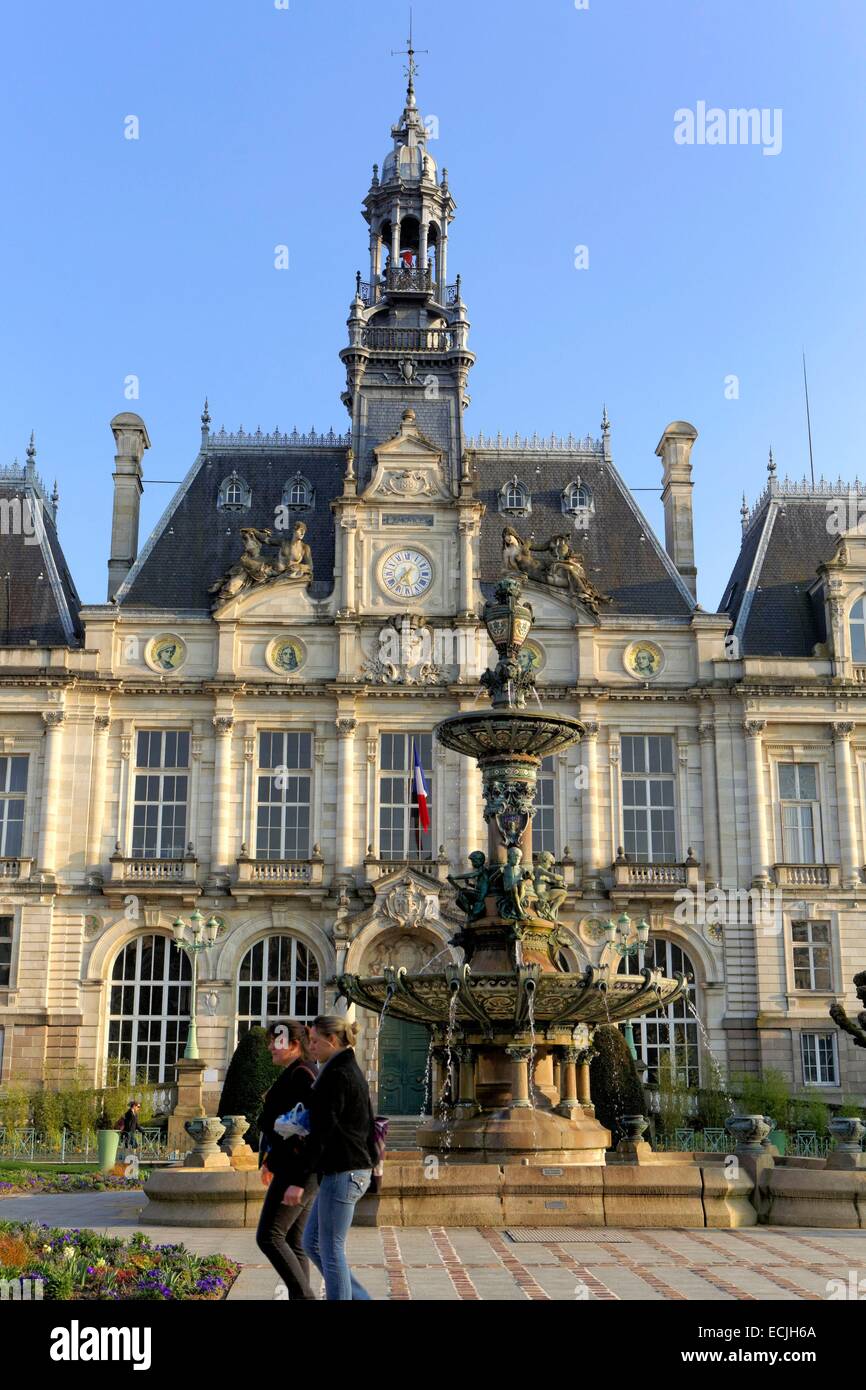 France, Haute Vienne, Limoges, l'hôtel de ville et la fontaine, place Léon Betoulle Banque D'Images
