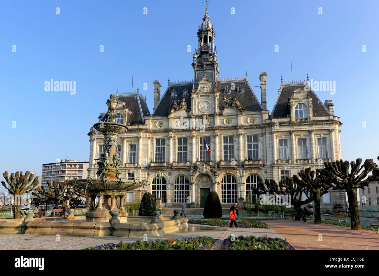France, Haute Vienne, Limoges, l'hôtel de ville et la fontaine, place Léon Betoulle Banque D'Images