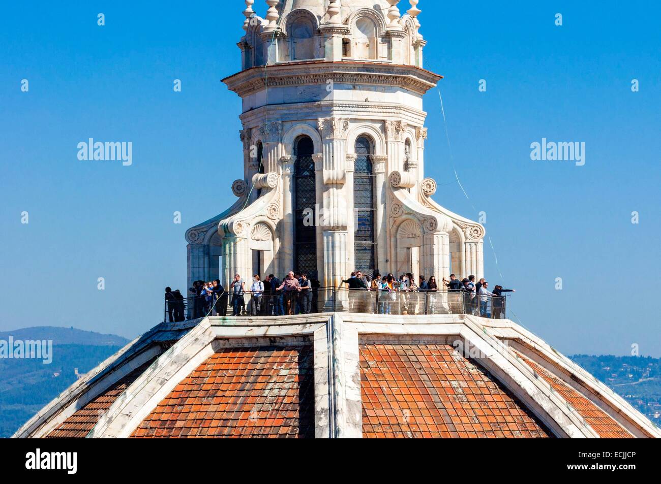 Italie, Toscane, Florence, Site du patrimoine mondial de l'UNESCO, la cathédrale Santa Maria del Fiore, les touristes sur la plate-forme panoramique Banque D'Images