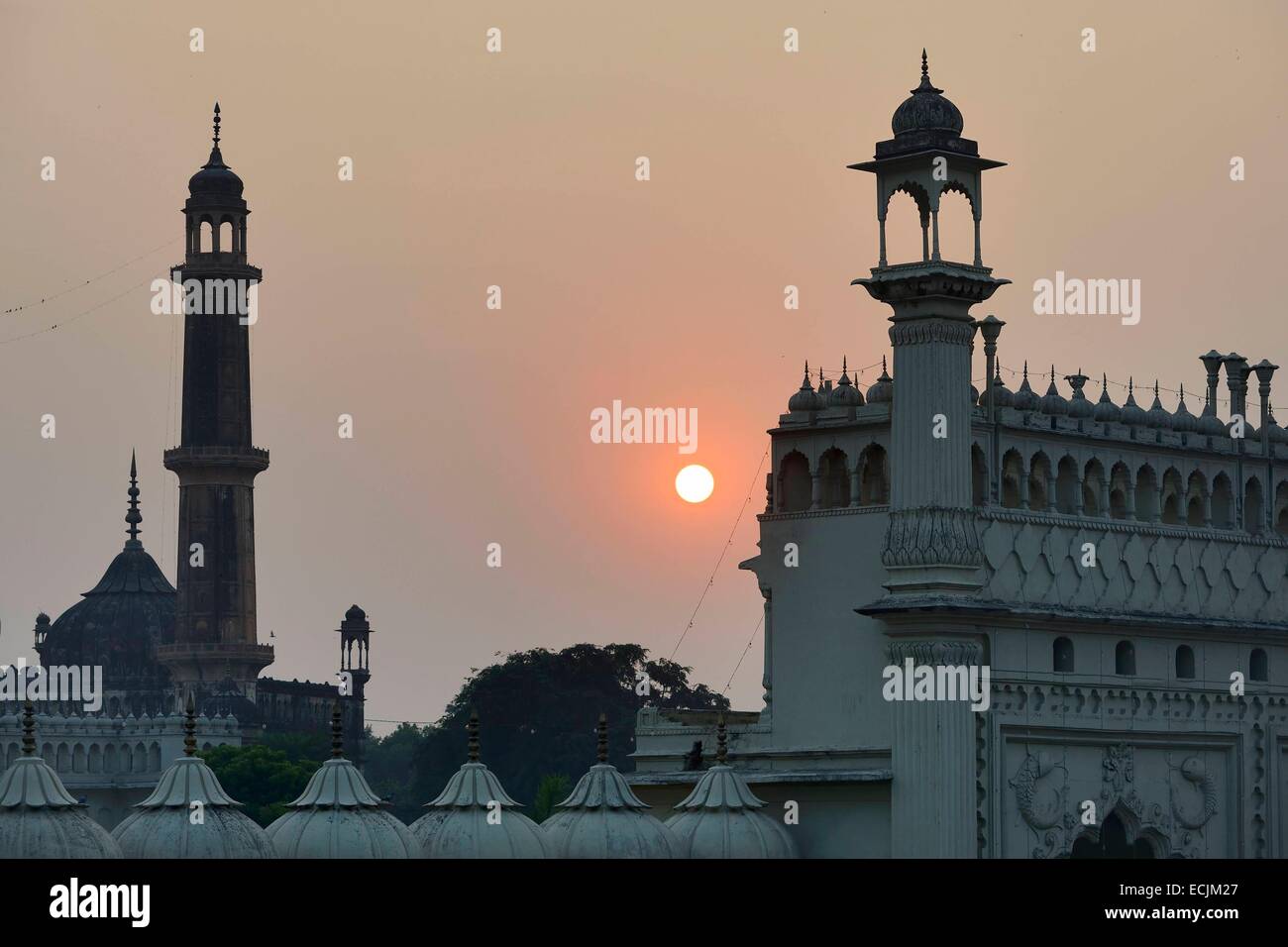 L'Inde, Uttar Pradesh, Lucknow, Bara Imambara et Masafi mosque at sunset Banque D'Images