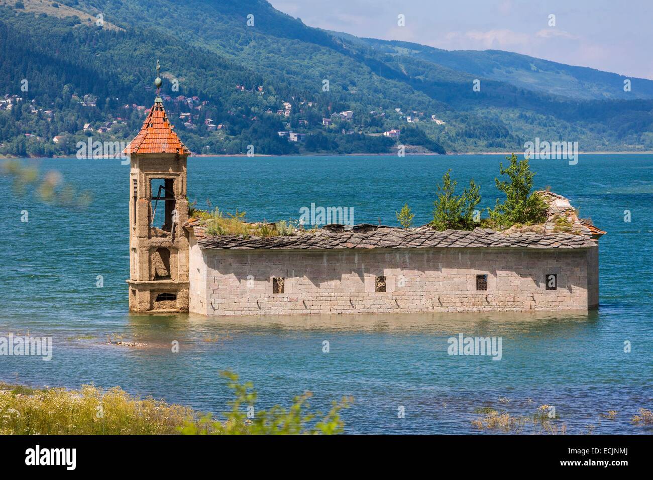 République de Macédoine, le parc national de Mavrovo, l'ancienne église sunked par le lac de Mavrovo créé en 1947 par un barrage sur la Radika Banque D'Images