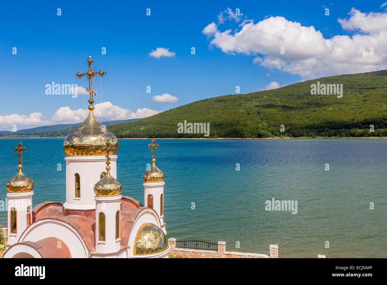 République de Macédoine, le parc national de Mavrovo, l'église russe sur les rives du lac Mavrovo créé en 1947 par un barrage sur la Radika Banque D'Images