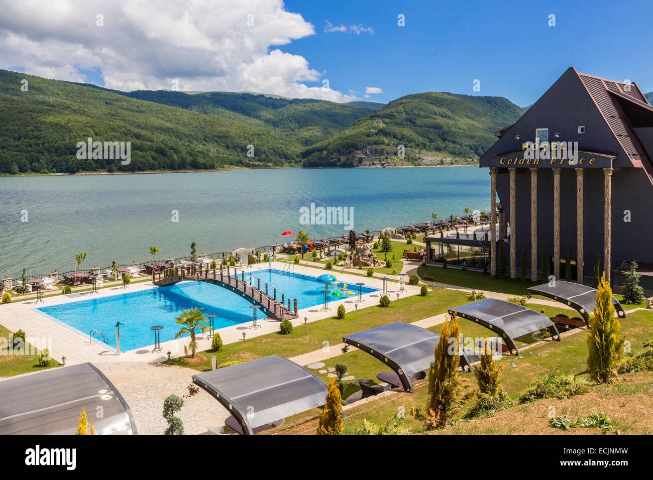 République de Macédoine, Parc national du lac Mavrovo Mavrovo, créé en 1947 par le barrage de l'hotel Radika Banque D'Images
