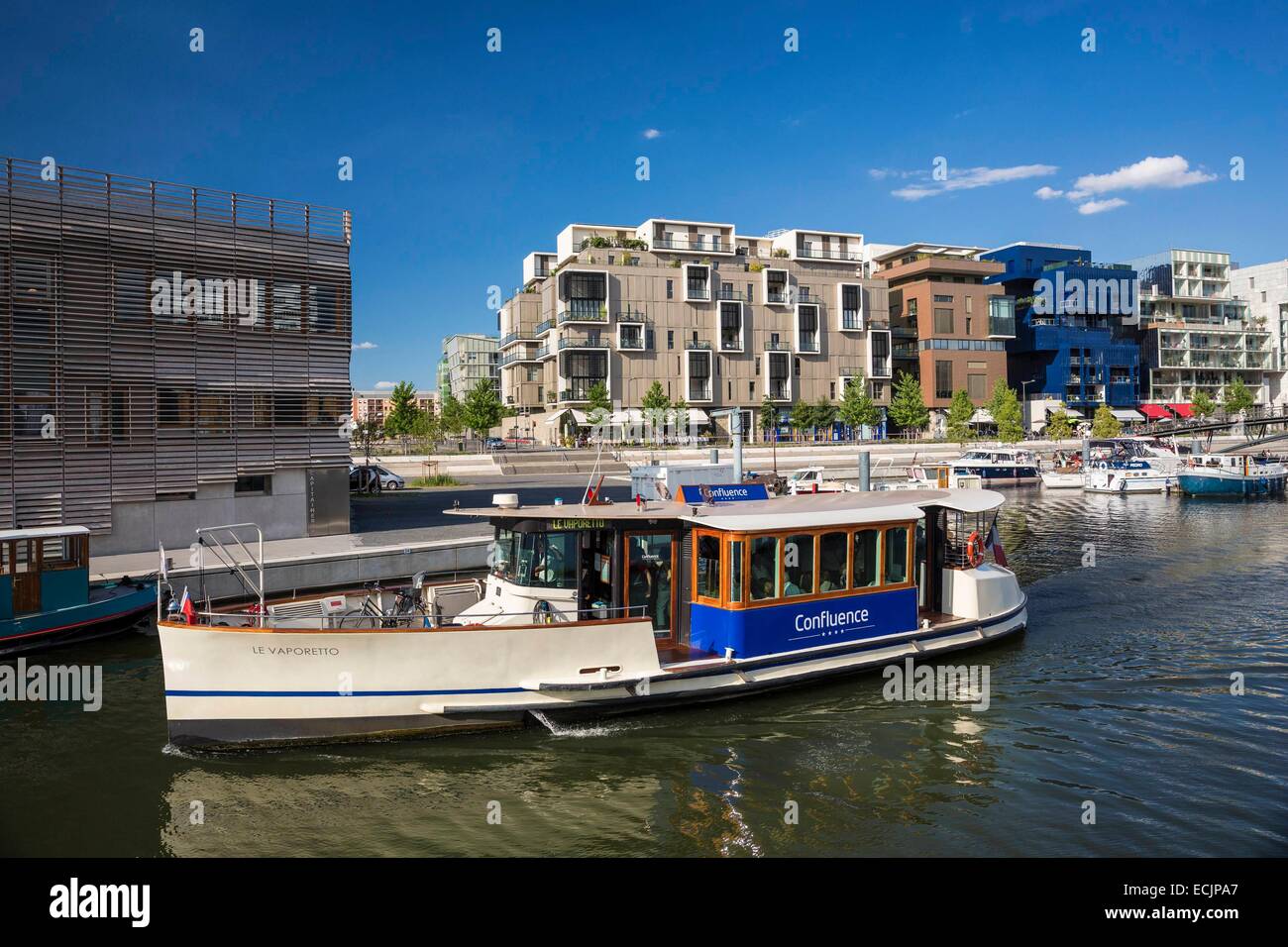 France, Rhône, Lyon, le nouveau quartier de la Confluence au sud de la Presqu'île, près de la confluence du Rhône et de la Saône, est le premier quartier durable certifiée par le WWF, les bâtiments résidentiels sur le quai Antoine Riboud sur le bord Banque D'Images