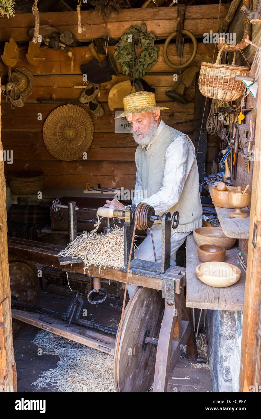 Lettonie (pays baltes), Riga, capitale européenne de la culture 2014, le musée de plein air ethnographique, Aldonis Baldins artisan sculpteur et tourneur sur bois en tournée avec pédale, la réalisation de souvenirs sur sur le terrain vente Banque D'Images