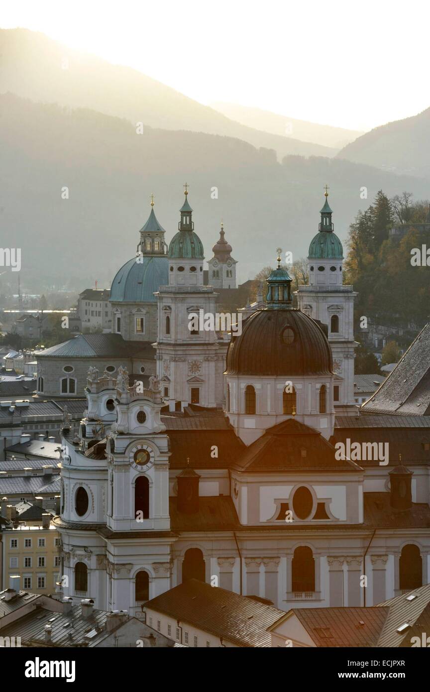Autriche, Salzbourg, le centre historique classé au Patrimoine Mondial par l'UNESCO, de dômes de centre historique avec la cathédrale Banque D'Images
