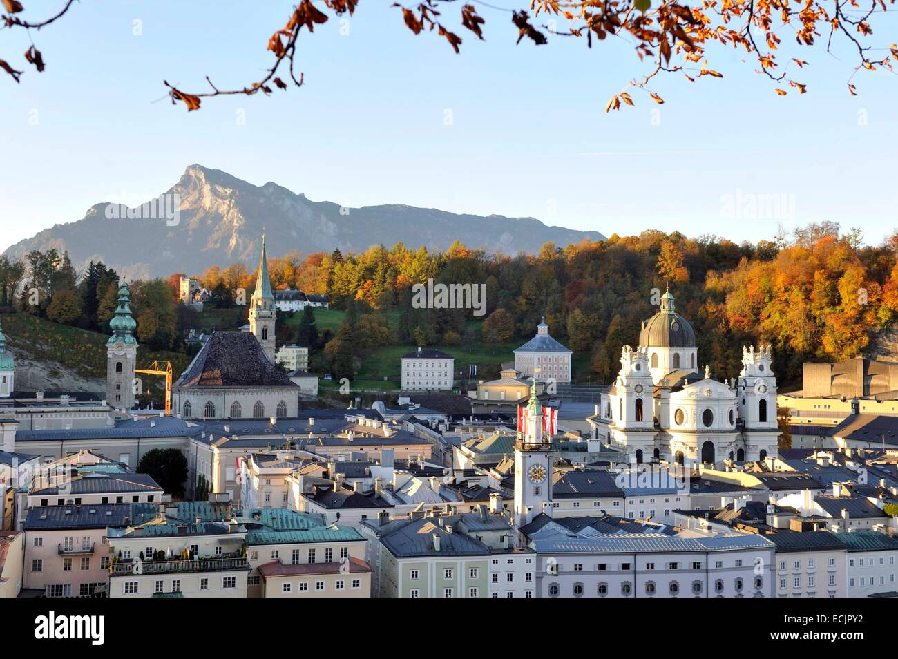 Autriche, Salzbourg, le centre historique classé au Patrimoine Mondial par l'UNESCO, de dômes de centre historique avec la Cathédrale et château de Hohensalzburg Banque D'Images