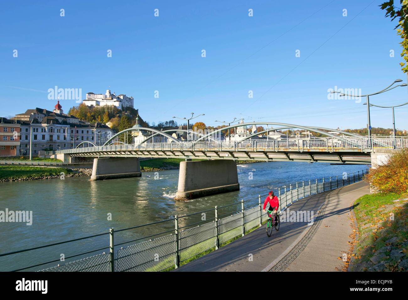 Autriche, Salzbourg, le centre historique classé au Patrimoine Mondial par l'UNESCO, la vieille ville avec la rivière Salzach banques et Château de Hohensalzburg Banque D'Images