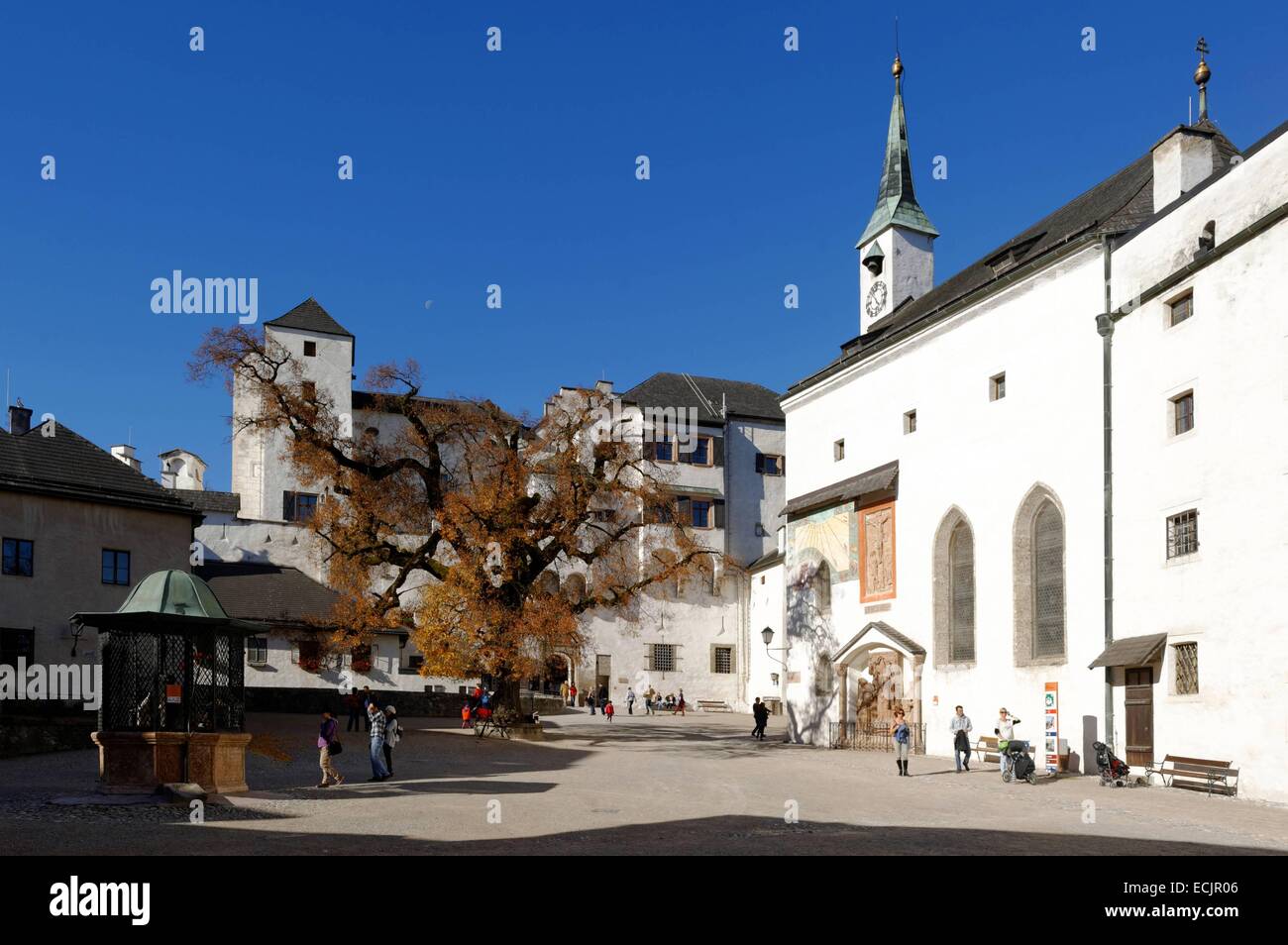 Autriche, Salzbourg, le centre historique classé au Patrimoine Mondial de l'UNESCO, l'église St Georg et intérieur carré du château de Hohensalzburg Banque D'Images