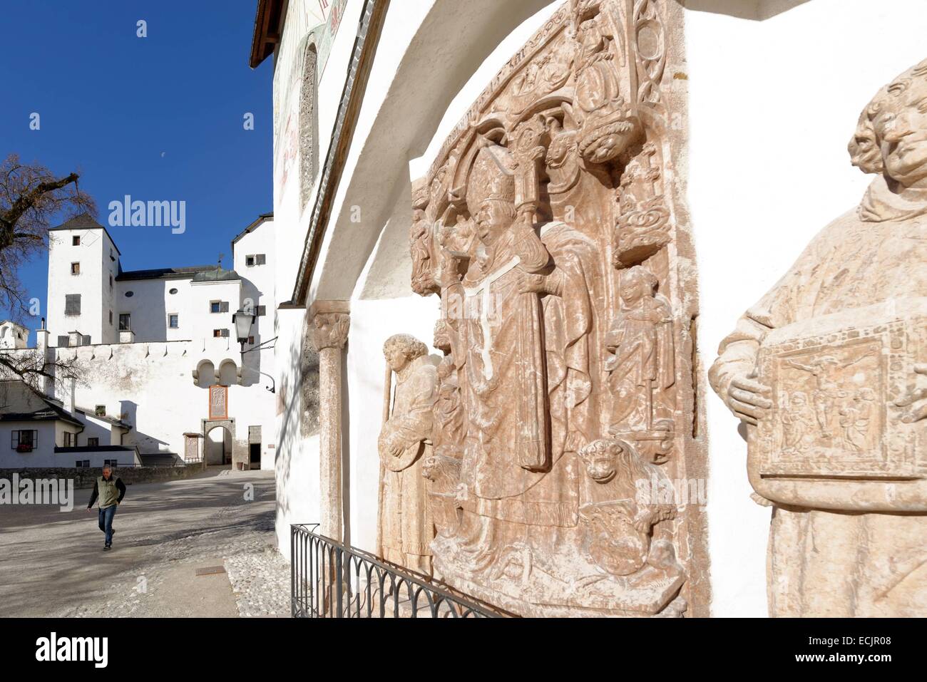 Autriche, Salzbourg, le centre historique classé au Patrimoine Mondial de l'UNESCO, l'église St Georg et intérieur carré du château de Hohensalzburg Banque D'Images