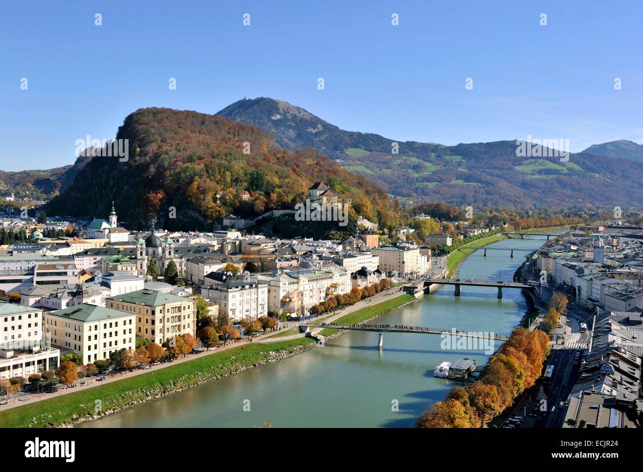 Autriche, Salzbourg, le centre historique classé au Patrimoine Mondial par l'UNESCO, la rivière Salzach et intérieur avec le district de Stadt Kapuzinerberg Banque D'Images