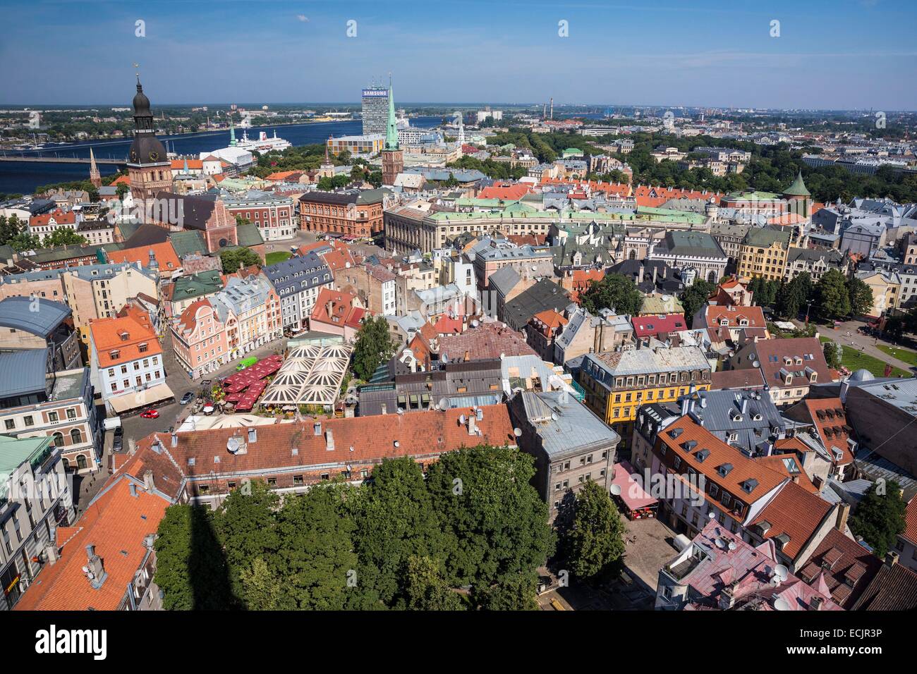 Lettonie (pays baltes), Riga, capitale européenne de la culture 2014, centre historique classé au Patrimoine Mondial par l'UNESCO, la cathédrale et la rivière Daugava vu depuis le clocher de l'église Saint Pierre Banque D'Images