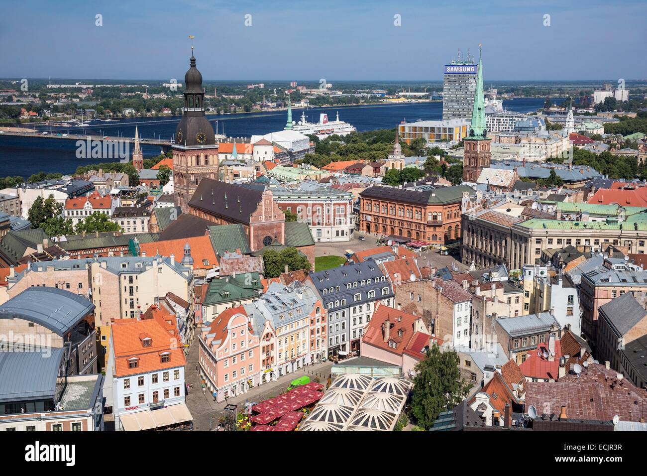 Lettonie (pays baltes), Riga, capitale européenne de la culture 2014, centre historique classé au Patrimoine Mondial par l'UNESCO, la cathédrale et la rivière Daugava vu depuis le clocher de l'église Saint Pierre Banque D'Images
