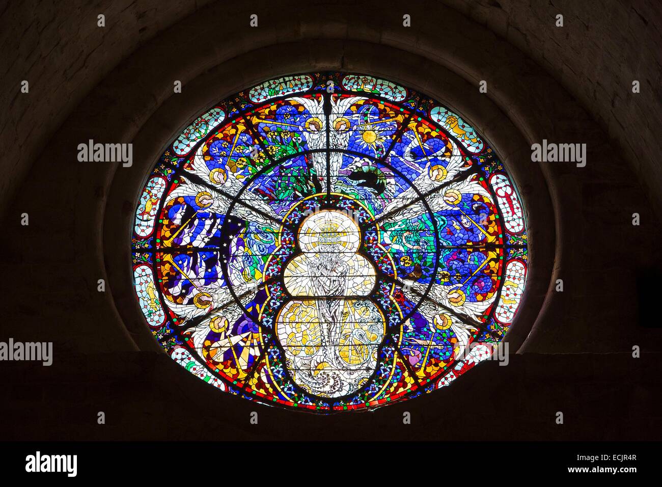 France, Aude, vitraux de la grande rosace de l'église abbatiale de Sainte Marie de Fontfroide abbaye cistercienne par Richard Burgsthal Banque D'Images