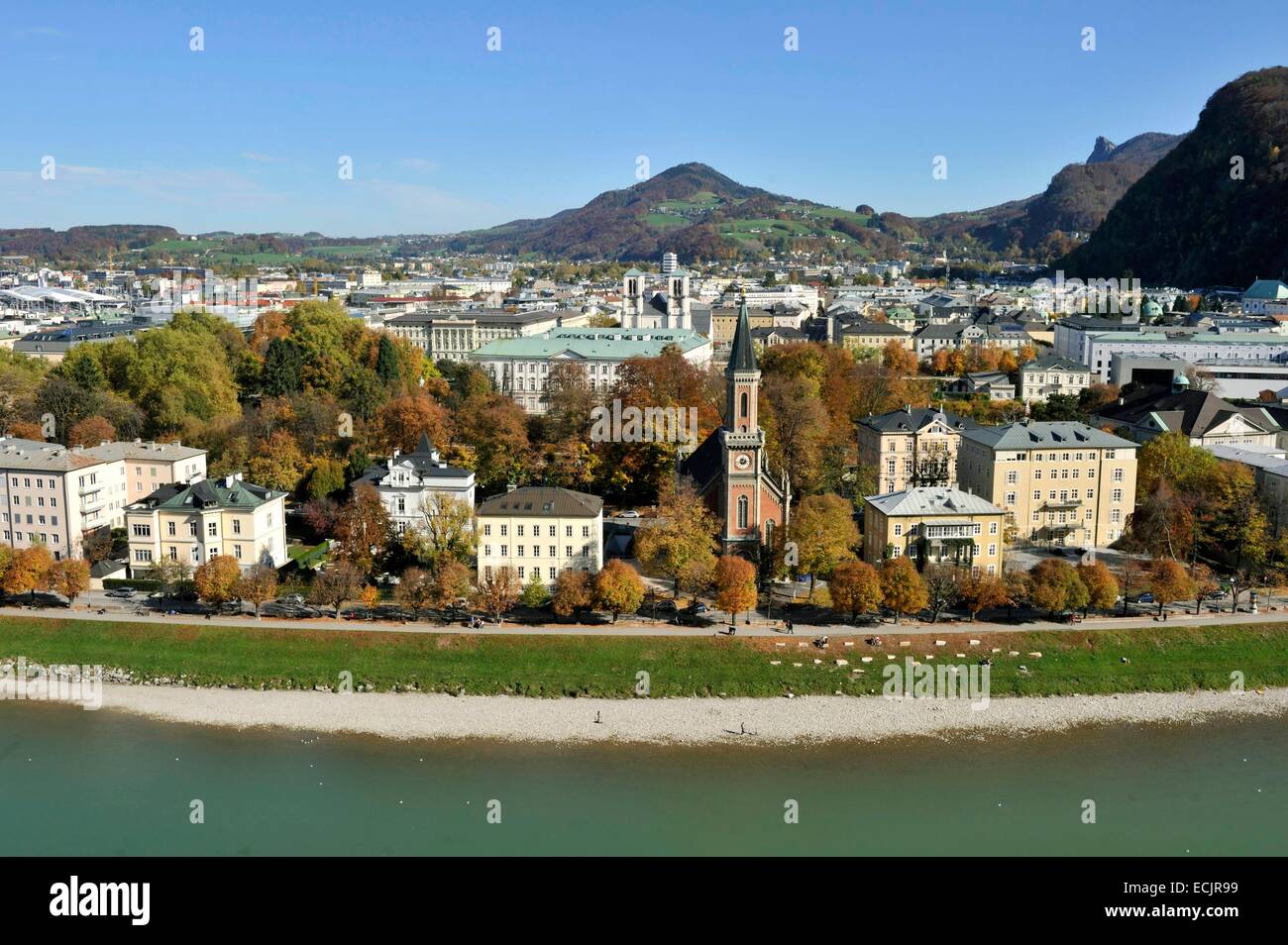 Autriche, Salzbourg, le centre historique classé au Patrimoine Mondial par l'UNESCO, la rivière Salzach et intérieure Stadt district avec jardin Mirabell et château Banque D'Images