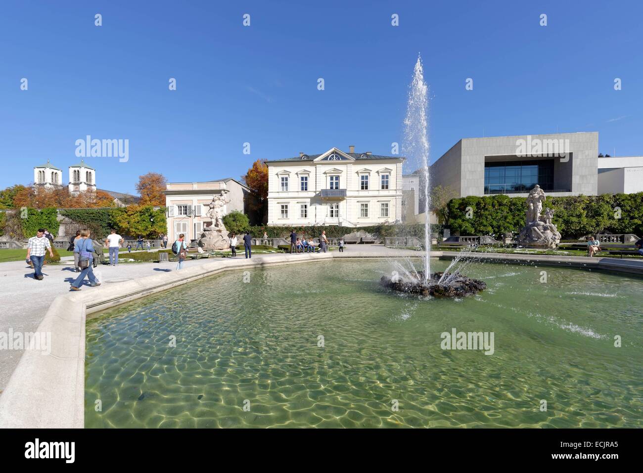 Autriche, Salzbourg, le centre historique classé au Patrimoine Mondial par l'UNESCO, les jardins du château Mirabell et de l'université de Musique Mozarteum Banque D'Images