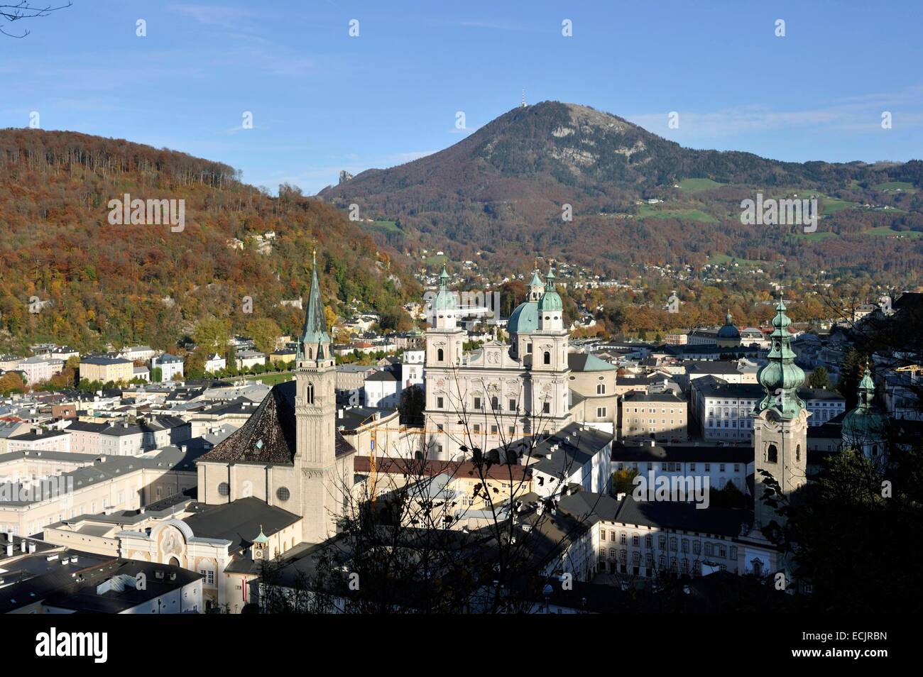 Autriche, Salzbourg, le centre historique classé au Patrimoine Mondial de l'UNESCO, Jesuitenkirche et la cathédrale (Dom) St Rupert Banque D'Images