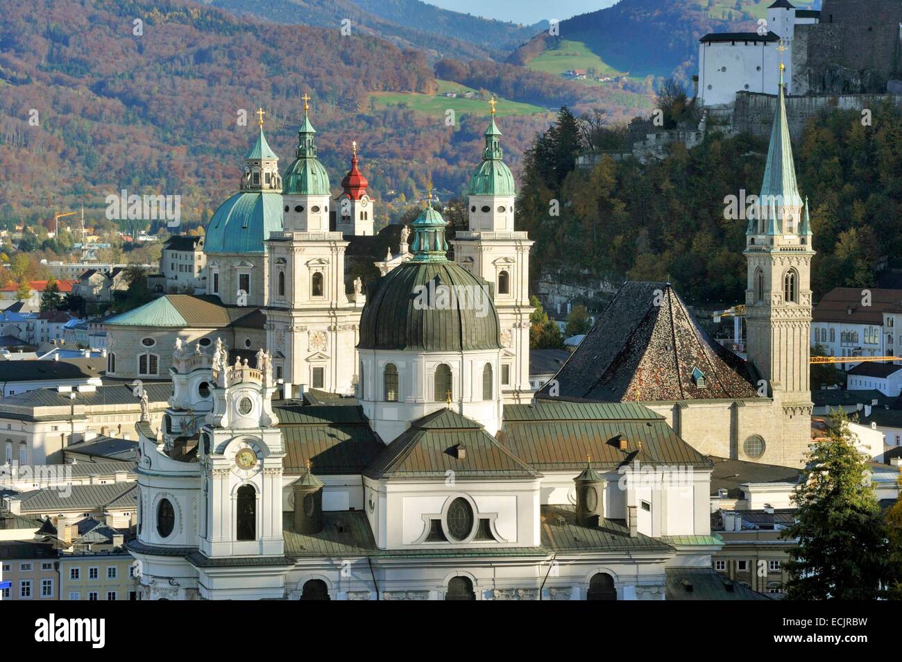 Autriche, Salzbourg, le centre historique classé au Patrimoine Mondial par l'UNESCO, de dômes de centre historique avec la Cathédrale et château de Hohensalzburg Banque D'Images