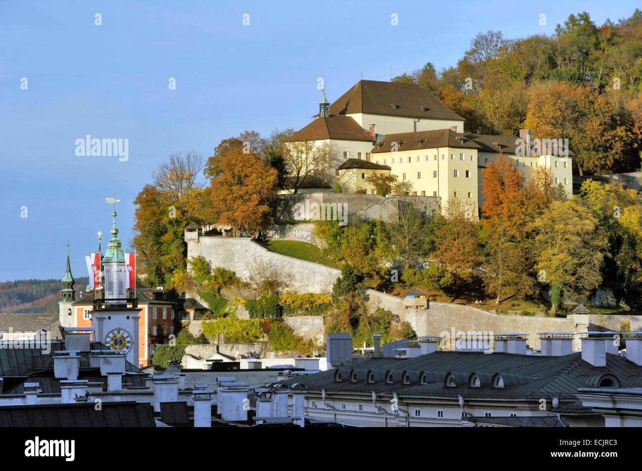 Autriche, Salzbourg, le centre historique classé au Patrimoine Mondial de l'UNESCO, le couvent des Capucins (Kapuzinerberg) avec la tour de l'ancien hôtel de ville (Altes Rathaus) Banque D'Images