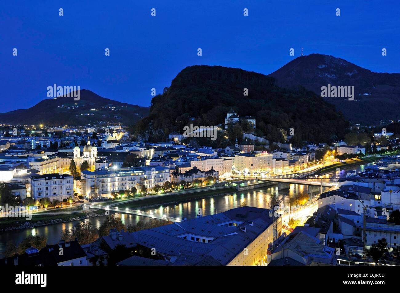 Autriche, Salzbourg, le centre historique classé au Patrimoine Mondial par l'UNESCO, la rivière Salzach et intérieur avec le district de Stadt Kapuzinerberg Banque D'Images