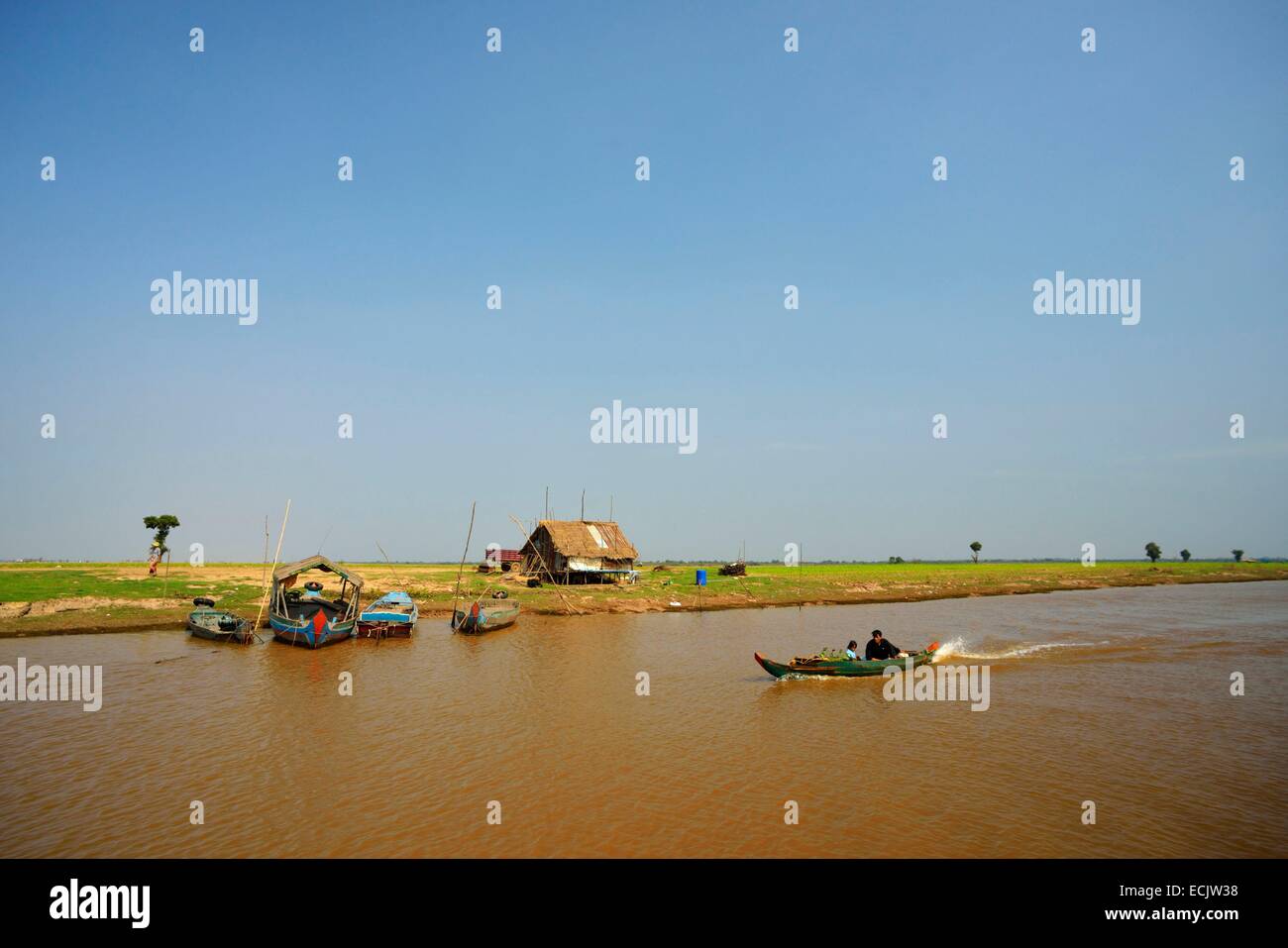 Le Cambodge, la province de Siem Reap, Kompong Kleang, maisons sur pilotis village le long du lac Tonle Sap, bateau sur le lac Banque D'Images