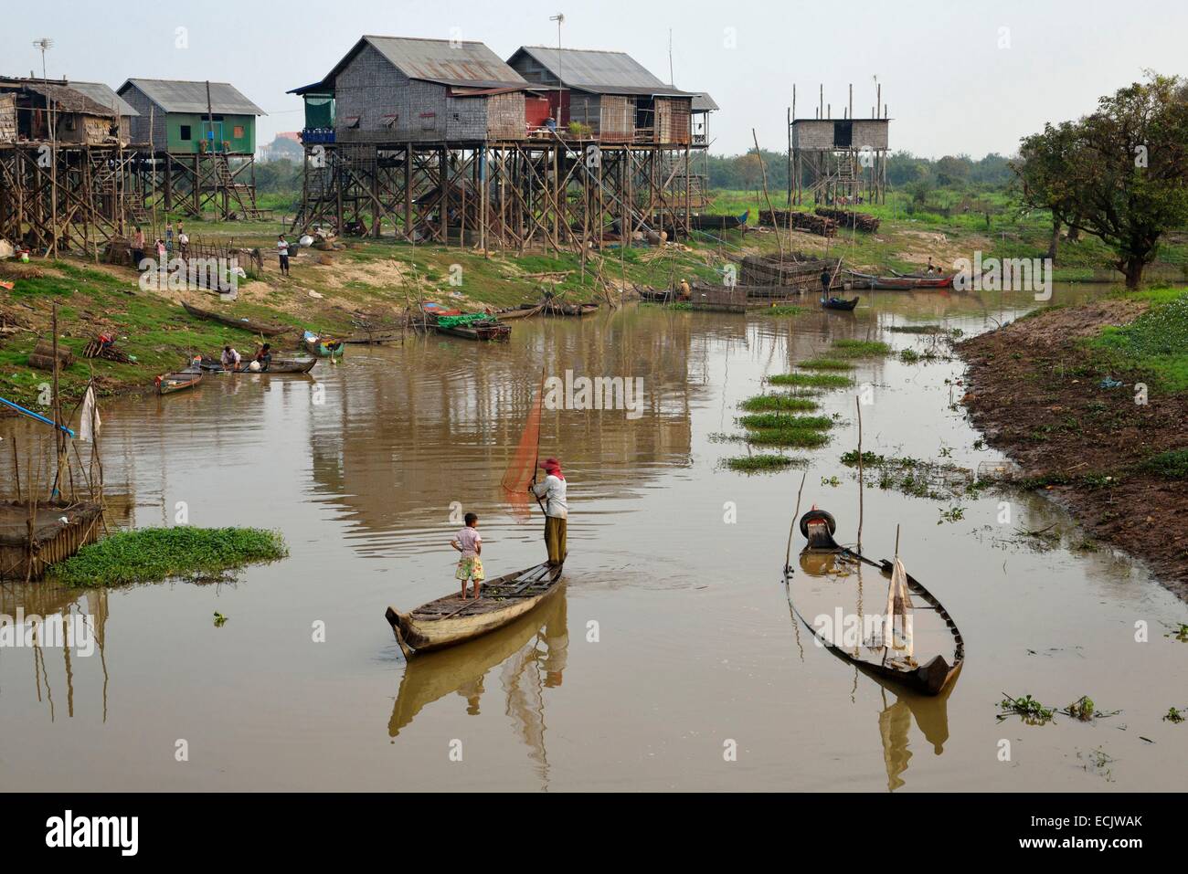 Le Cambodge, la province de Siem Reap, Kompong Kleang, maisons sur pilotis village le long du lac Tonle Sap, pêcheur Banque D'Images