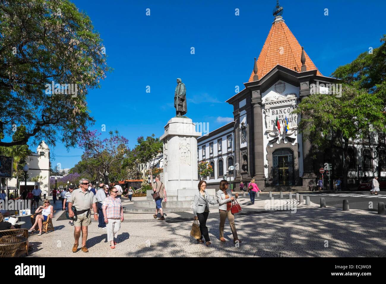 Le Portugal, l'île de Madère, Funchal, la Banque du Portugal et statue de João Gonçalves Zarco, Avenida Arriaga Banque D'Images
