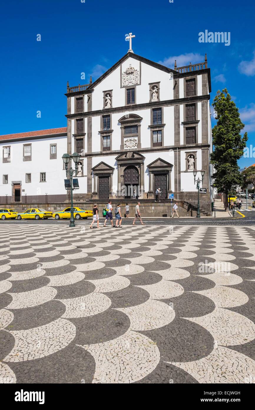 Le Portugal, l'île de Madère, Funchal, place de la mairie et de l'église du 17ème siècle du Collège des Jésuites (ou l'église Sao Joao Evangelista) Banque D'Images