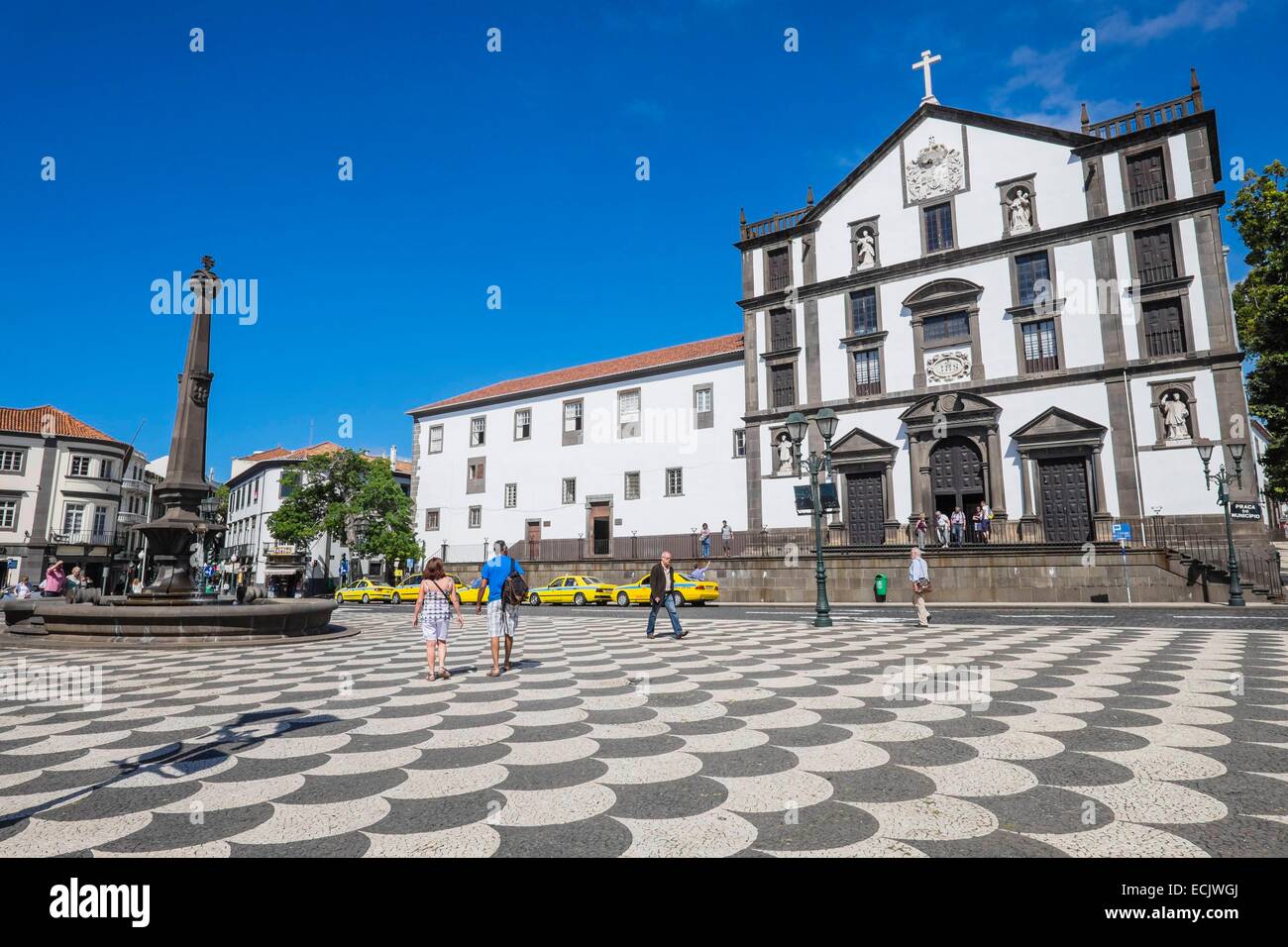 Le Portugal, l'île de Madère, Funchal, place de la mairie et de l'église du 17ème siècle du Collège des Jésuites (ou l'église Sao Joao Evangelista) Banque D'Images