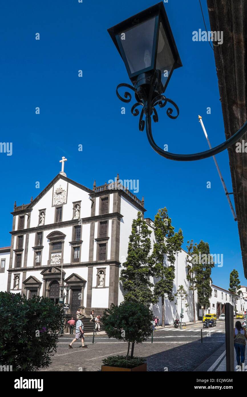 Le Portugal, l'île de Madère, Funchal, place de la mairie et de l'église du 17ème siècle du Collège des Jésuites (ou l'église Sao Joao Evangelista) Banque D'Images