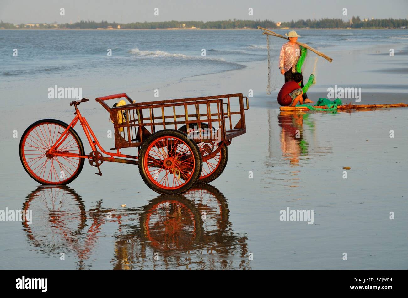 Vietnam, Ba Rai province, Vung Tau, pêcheur sur la plage Banque D'Images