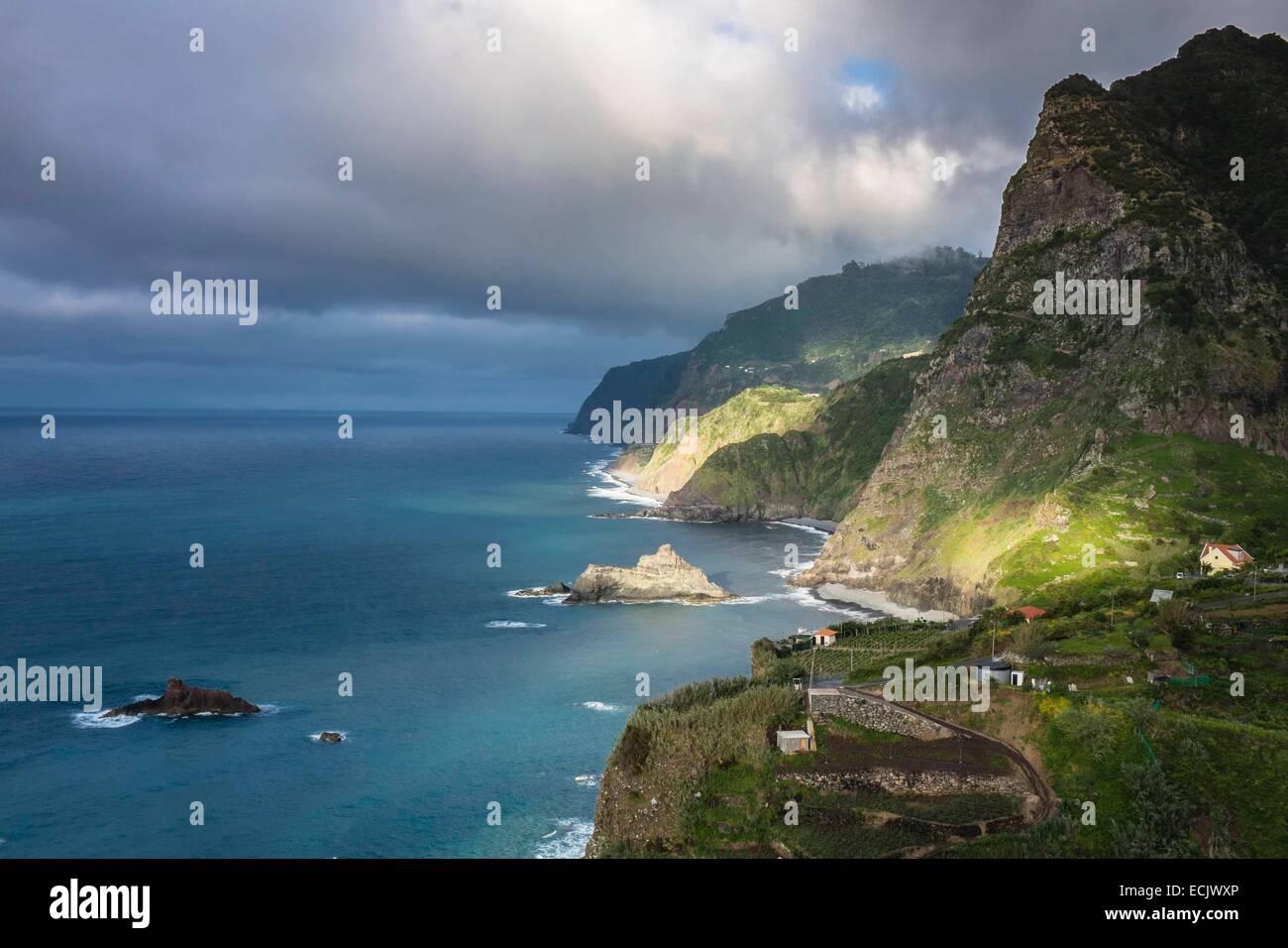 Le Portugal, l'île de Madère, le dernier rayon de lumière sur la côte nord près de Boaventura Banque D'Images