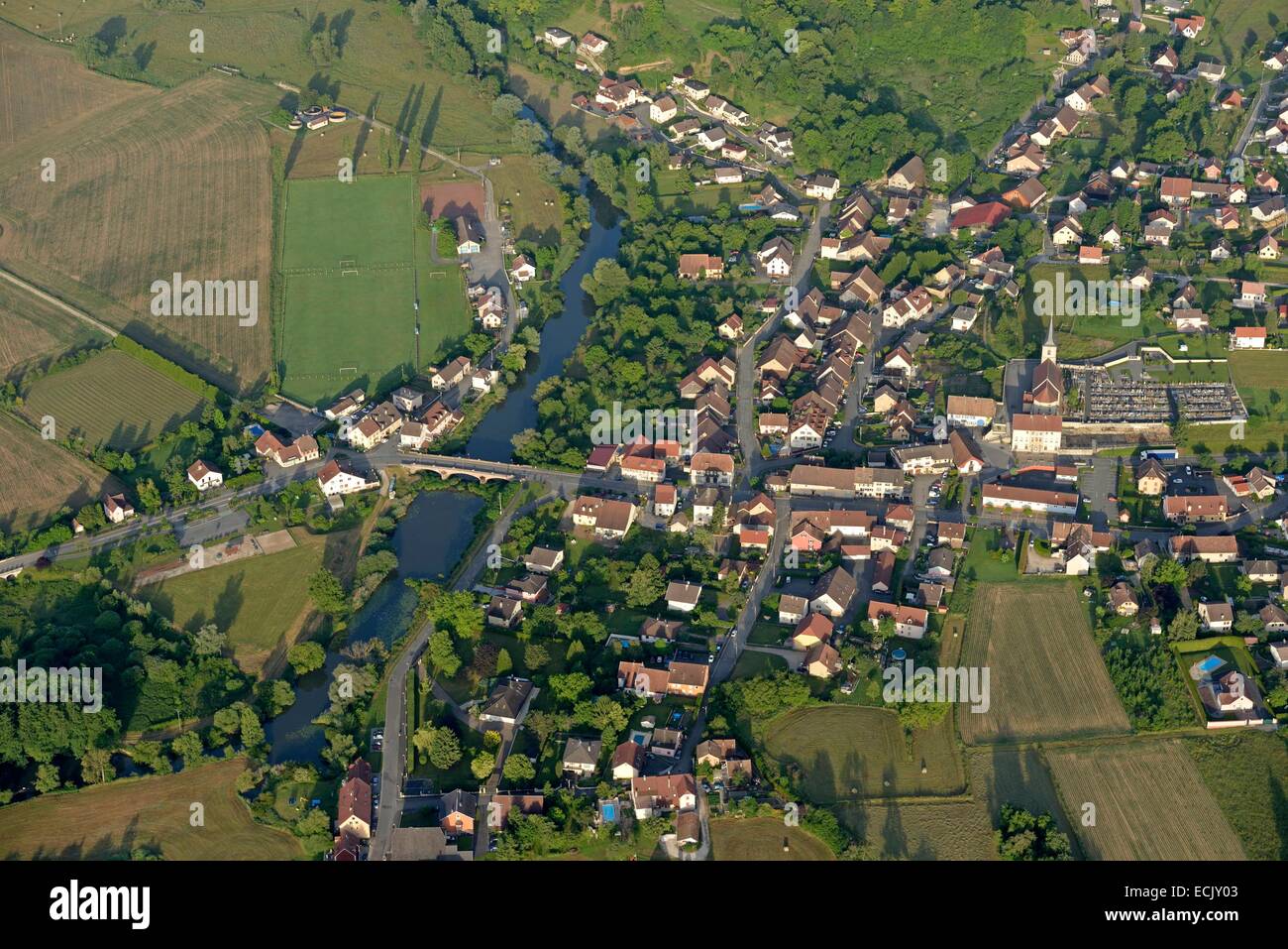 La France, Territoire de Belfort, Bourogne, village et en été la vallée bourbeuse (vue aérienne) Banque D'Images