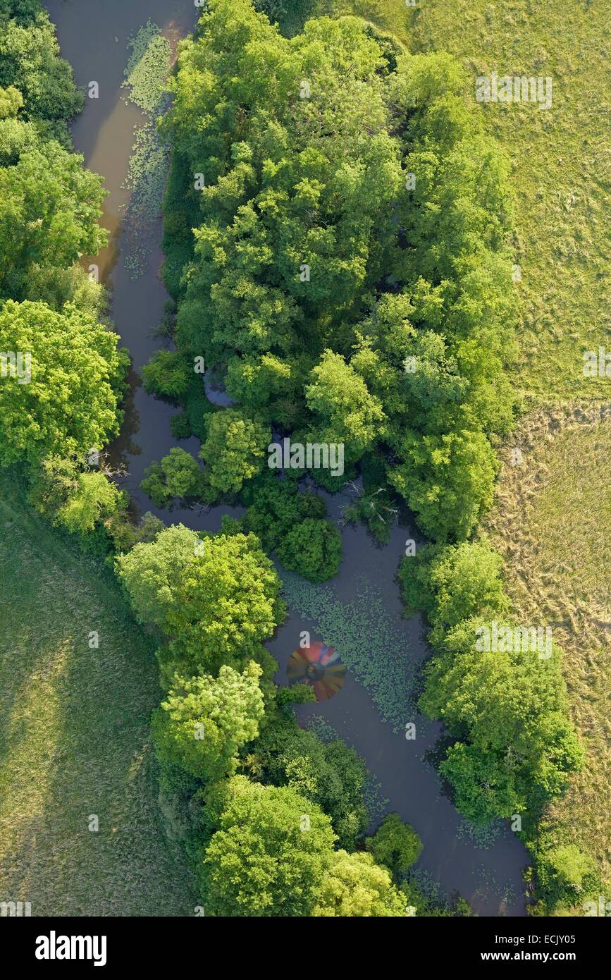 La France, Territoire de Belfort, Bourogne, village et la vallée bourbeuse réflexion d'été du ballon dans l'eau de la rivière (vue aérienne) Banque D'Images