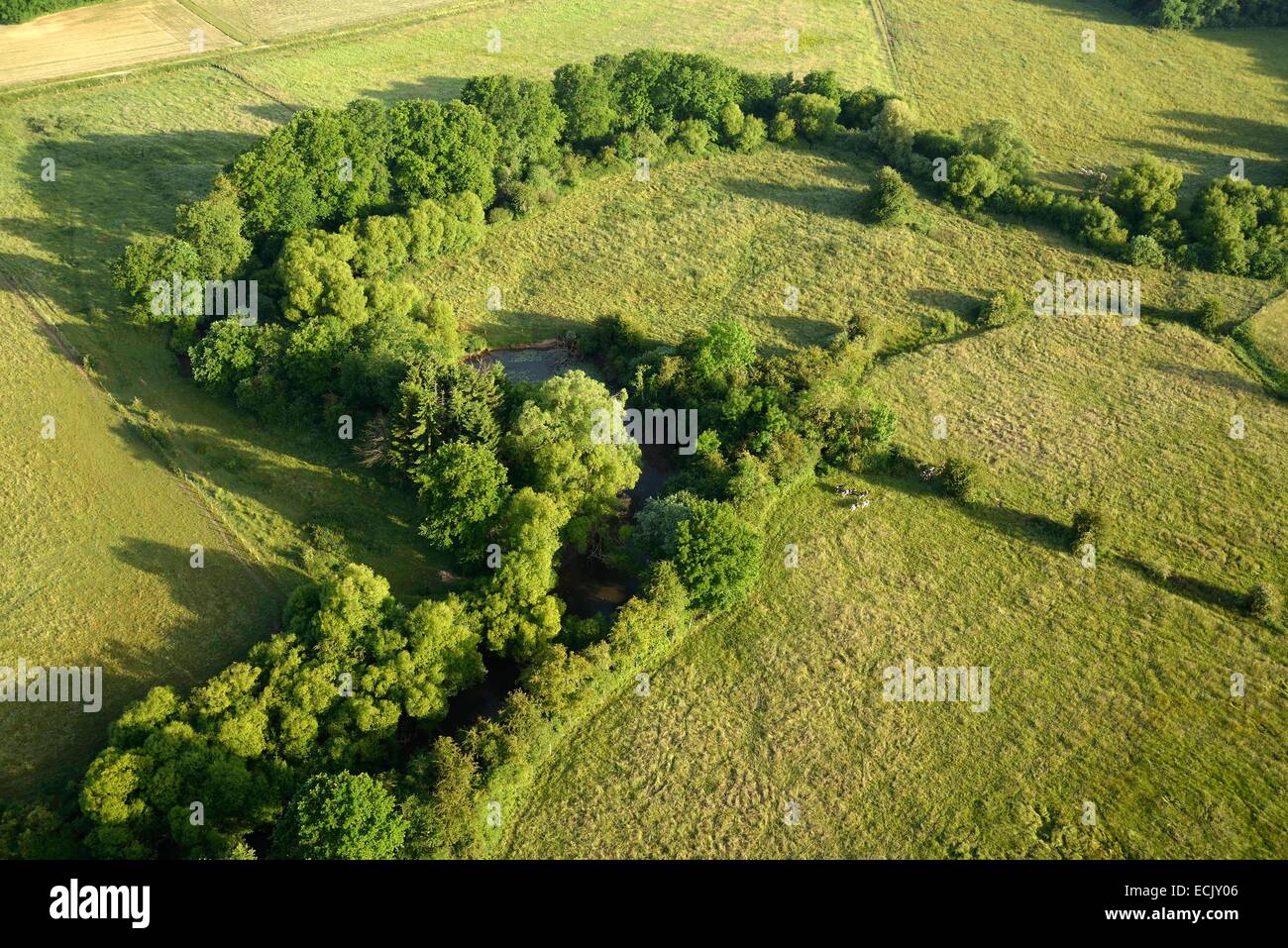 La France, Territoire de Belfort, Bourogne, village et la vallée bourbeuse (vue aérienne) Banque D'Images