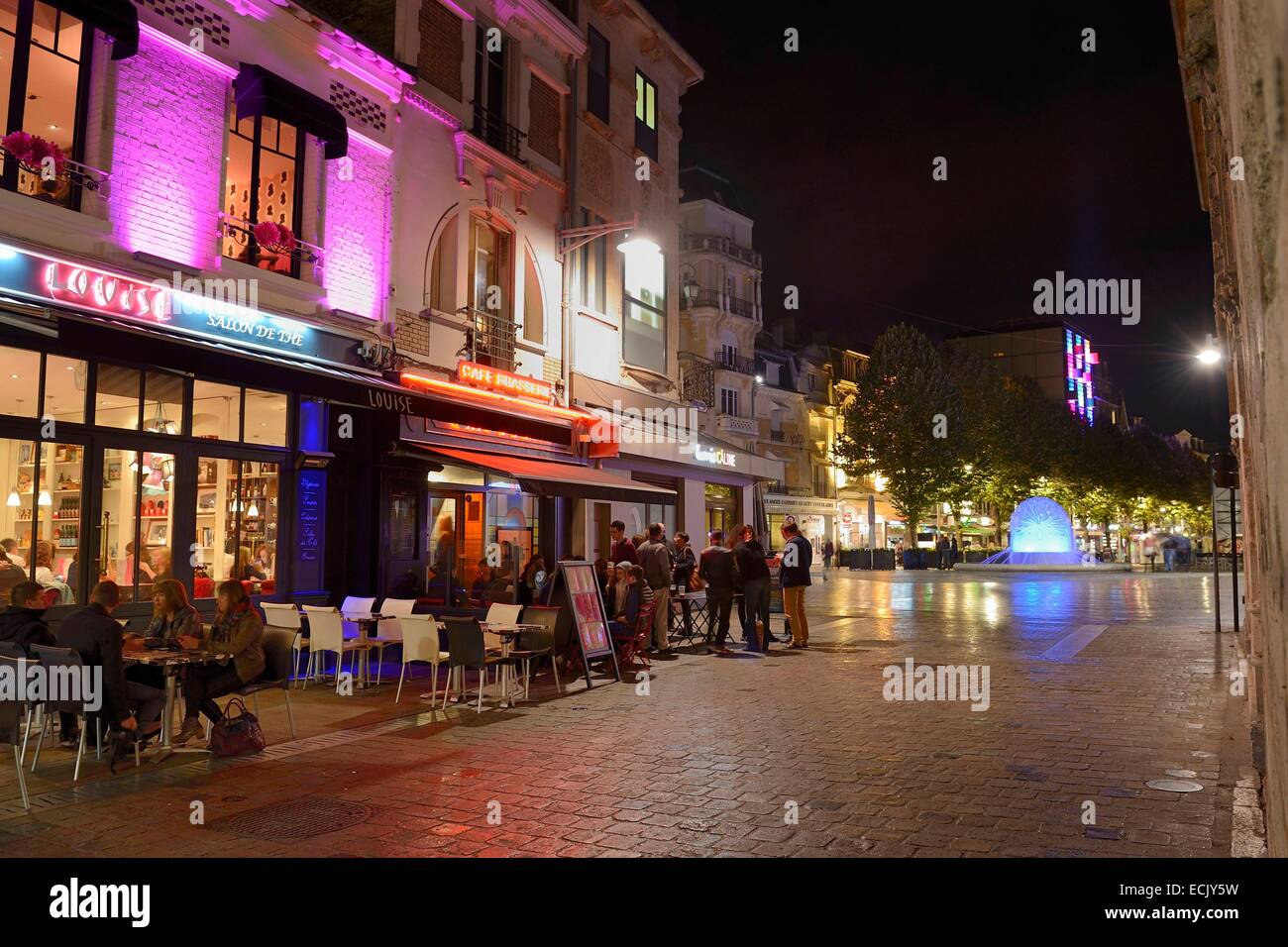 France, Marne, Reims, terrasses dans la rue Marx Dormoy Banque D'Images