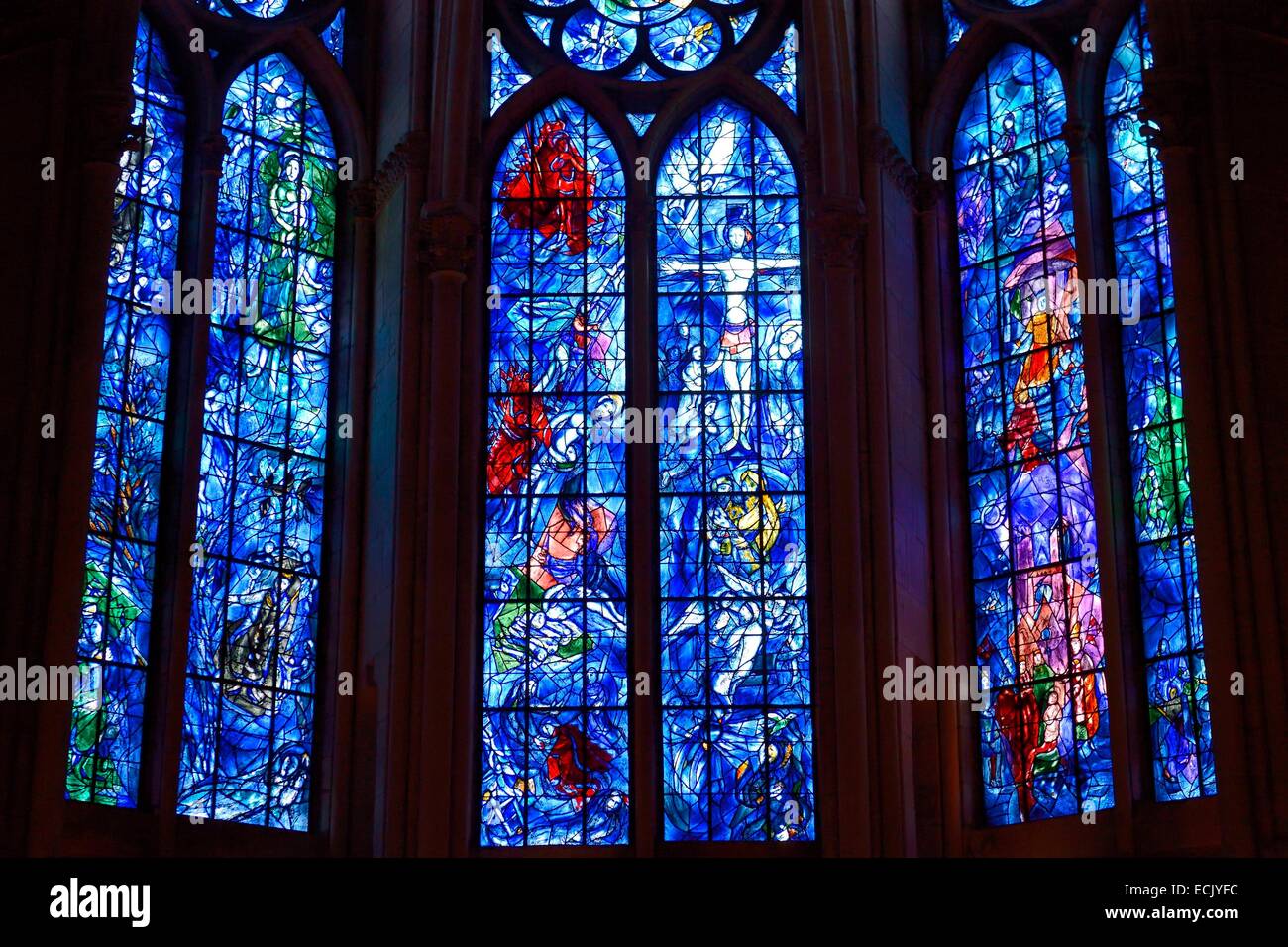 France, Marne, Reims, Notre Dame de la cathédrale de Reims, inscrite au Patrimoine Mondial de l'UNESCO, des vitraux de la chapelle axiale par Marc Chagall et réalisée par les ateliers de maître-verrier Charles Marq Banque D'Images